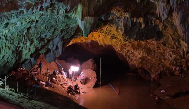 Former navy diver dies during operation to save the people trapped in Thailand cave
