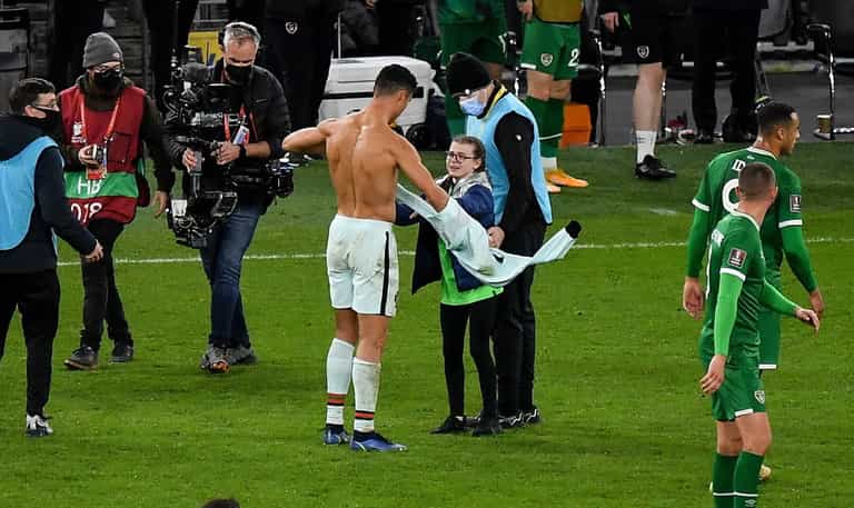 Young fan Ronaldo gave his jersey to reveals what he said to her Young fan Ronaldo gave his jersey to reveals what he said to her