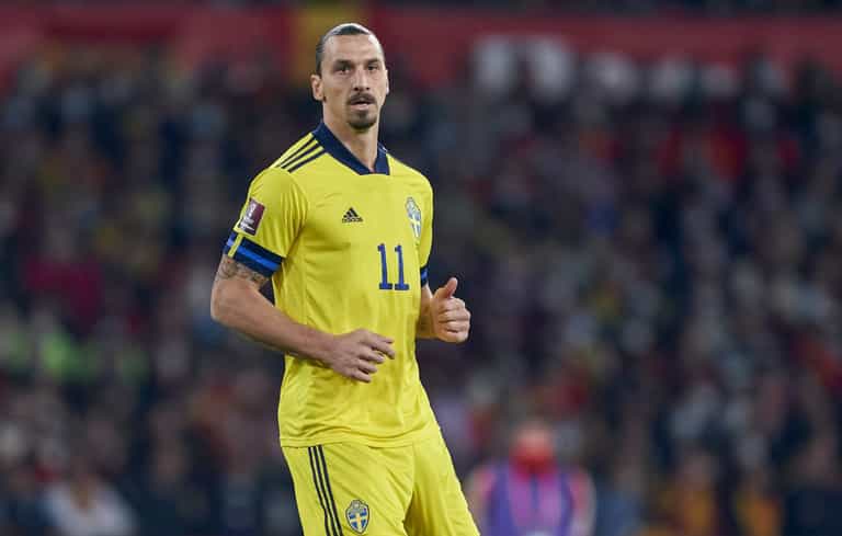 Zlatan Ibrahimovic floors Azpilicueta with vicious off-ball shoulder charge
