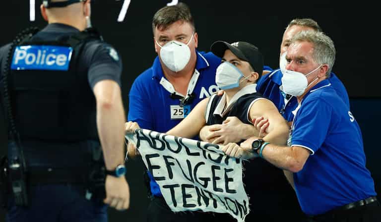 Pro-refugee protestor jumps onto court during Australian Open final