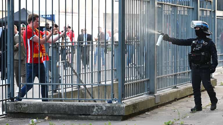 Paris police chief finally apologises for tear gassing Liverpool fans before Champions League final Paris police chief finally apologises for tear gassing Liverpool fans before Champions League final