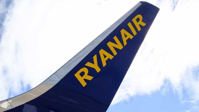 Ryanair troll Spurs with Arsenal chant after Antonio Conte spotted on flight Ryanair troll Spurs with Arsenal chant after Antonio Conte spotted on flight