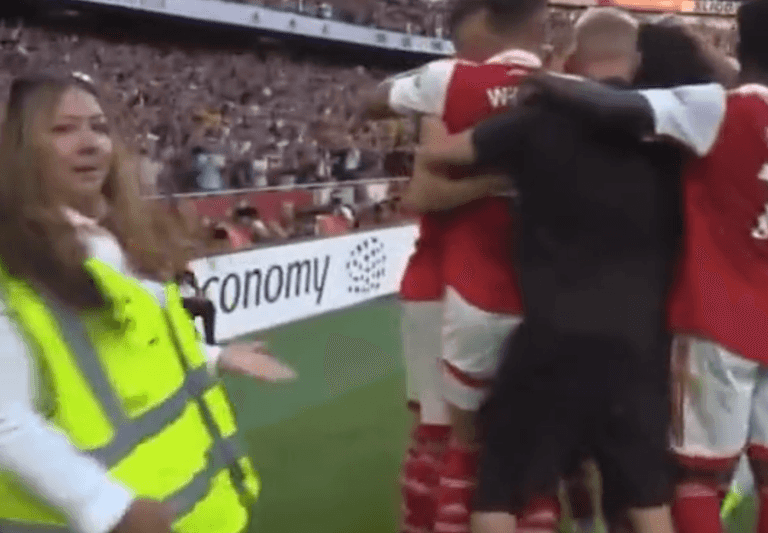 Steward thinks Oleksandr Zinchenko is pitch invader during Arsenal goal celebrations