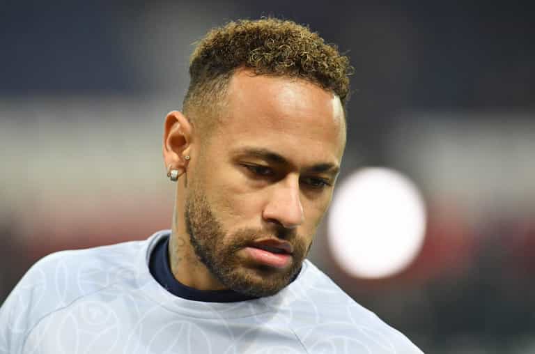 Neymar fails in attempt to slide into DMs of Brazilian volleyball twins
