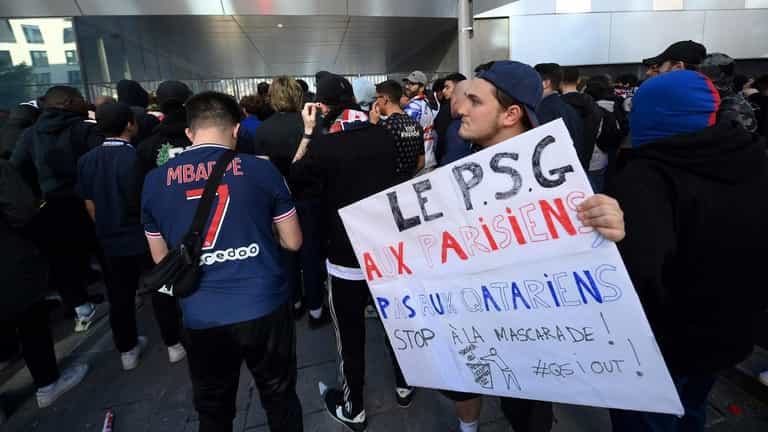 PSG ban their own fans in response to protests