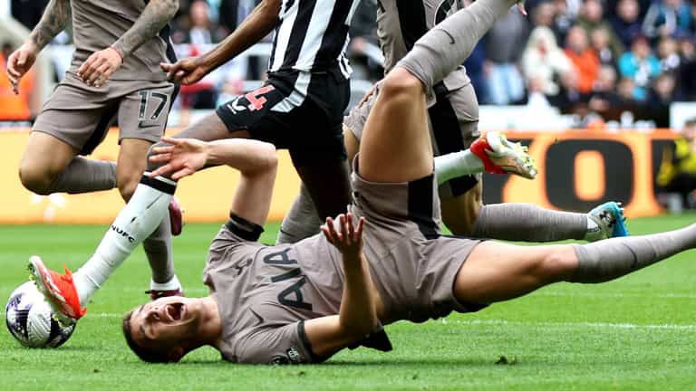 Fans slam Micky Van de Ven for ‘the worst centre back performance in Premier League history’