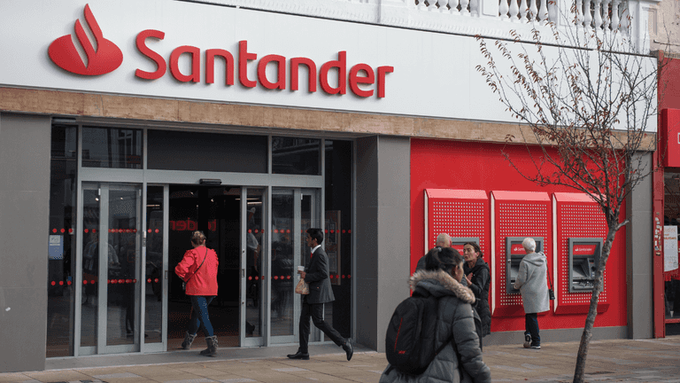 Santander customers on high alert as bank ‘considering quitting UK’
