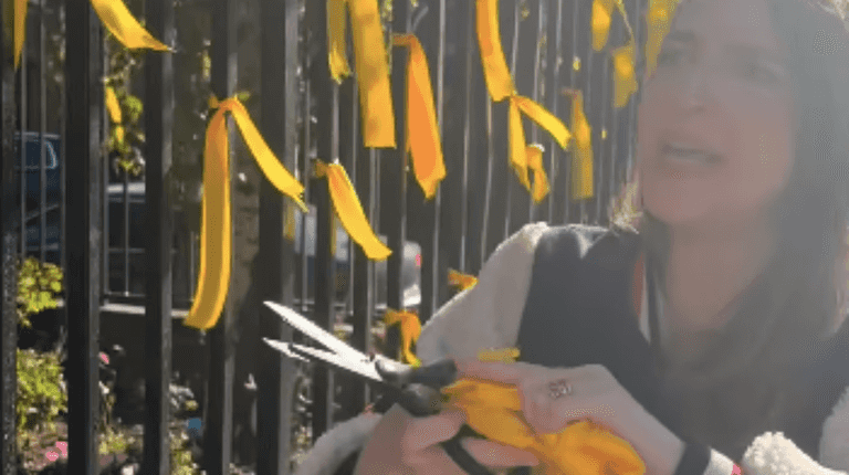 Woman hands herself into police after cutting down ribbons for Israeli hostages