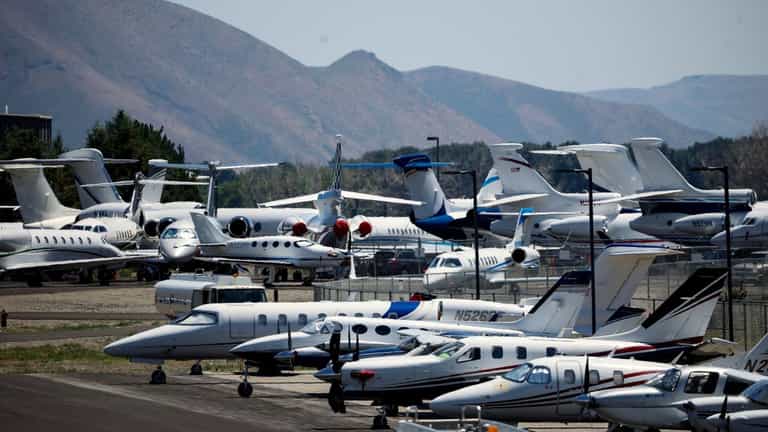 Shutdown hits rich Americans after FAA bans private flights