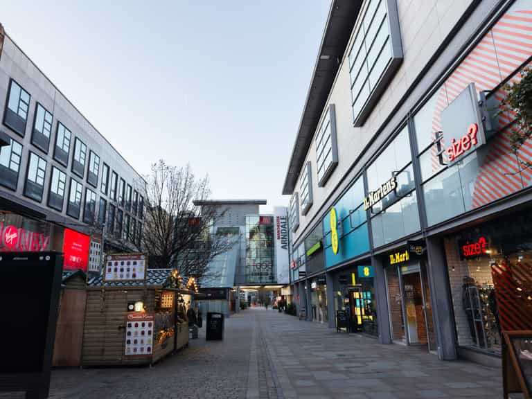 Major UK clothing retailer collapses into administration