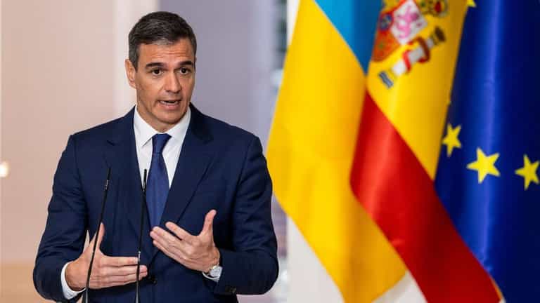 Spain moves to ban social media for under-16s