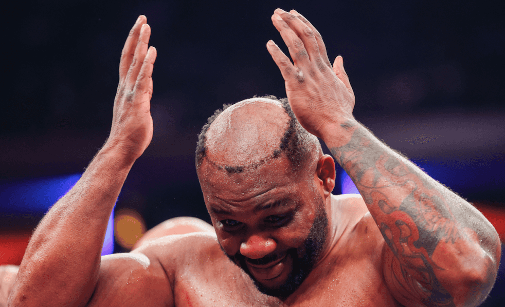 Jarrell Miller’s hairpiece punched off during fight with Kingsley Ibeh