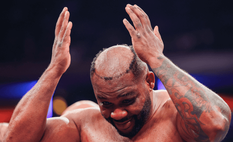Jarrell Miller’s hairpiece punched off during fight with Kingsley Ibeh