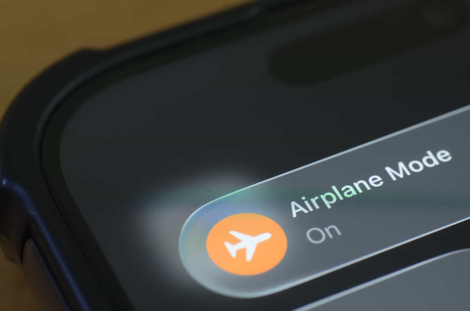 Why you sometimes have to put your phone on airplane mode – and what happens if you don’t