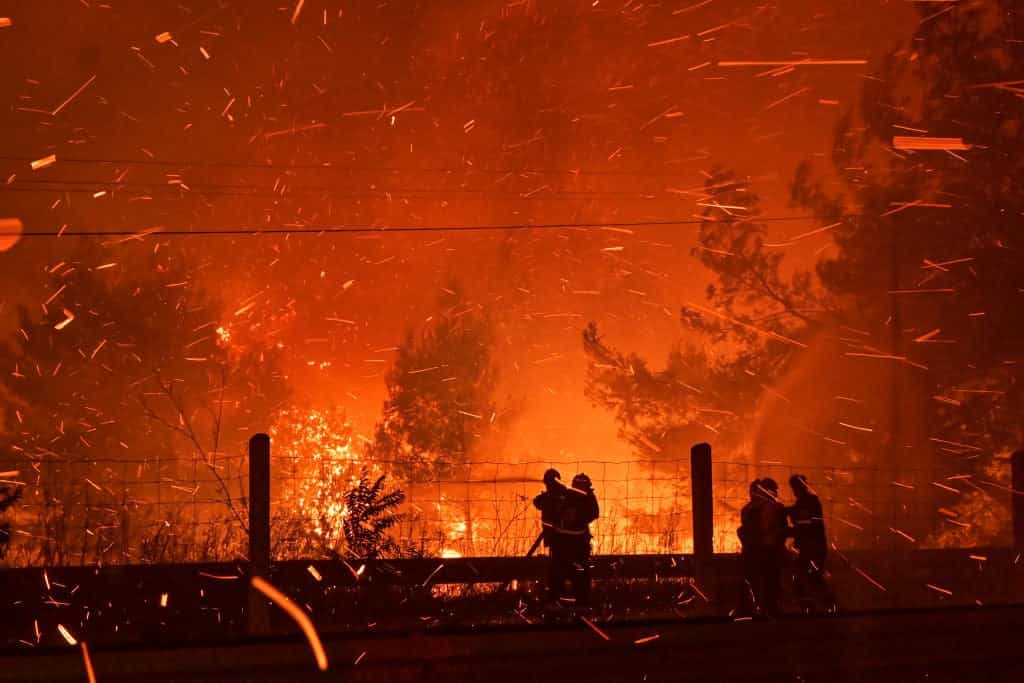 Salamina fires: Two dead and hundreds evacuated as twin blazes hit Greek island