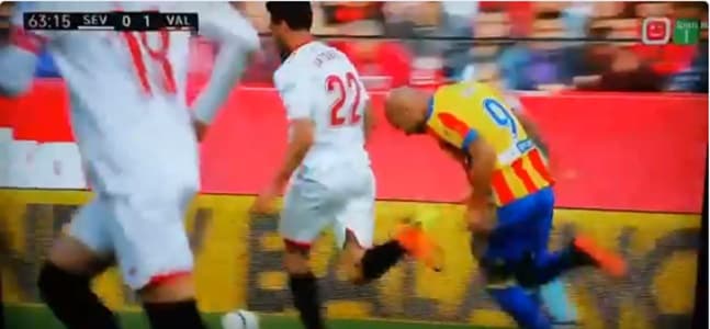 Simone Zaza with one of the worst dives you’ll ever see Simone Zaza with one of the worst dives you’ll ever see