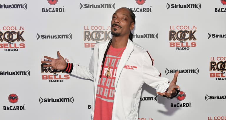 Snoop Dogg breaks record for world’s biggest glass of gin and juice Snoop Dogg breaks record for world’s biggest glass of gin and juice