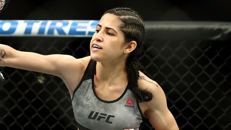 Man attempts to rob UFC’s Polyana Viana and gets badly beaten up Man attempts to rob UFC’s Polyana Viana and gets badly beaten up