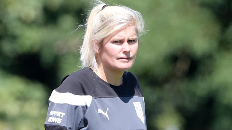 Female football coach puts journalist in his place with cutting response to ridiculous question Female football coach puts journalist in his place with cutting response to ridiculous question