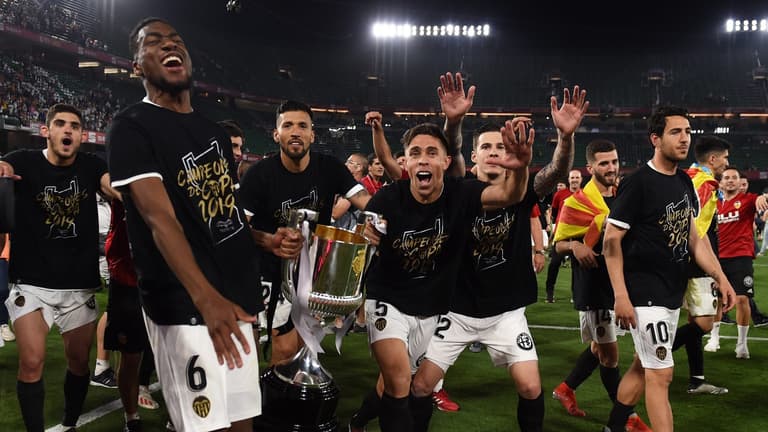 Valencia team bus almost leaves without manager after Copa del Rey win over Barcelona Valencia team bus almost leaves without manager after Copa del Rey win over Barcelona