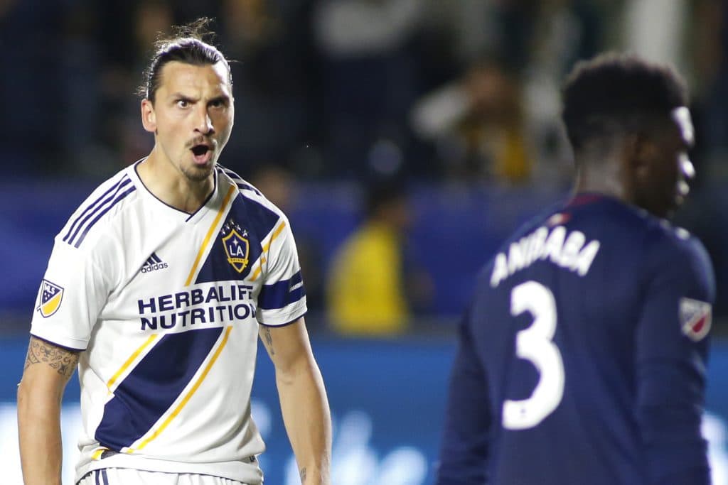 Zlatan Ibrahimovic scores with (another) ridiculous bicycle kick