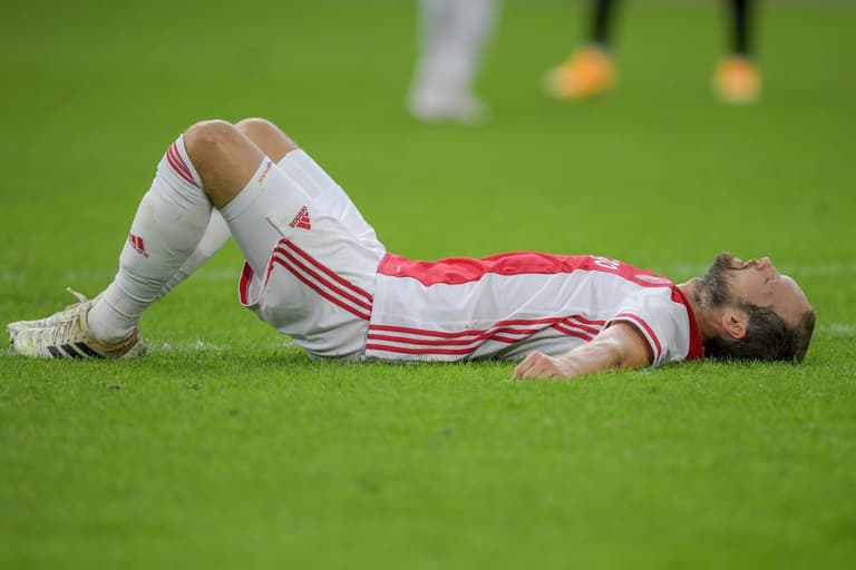 Former Man Utd defender Daley Blind collapses during Ajax friendly Former Man Utd defender Daley Blind collapses during Ajax friendly