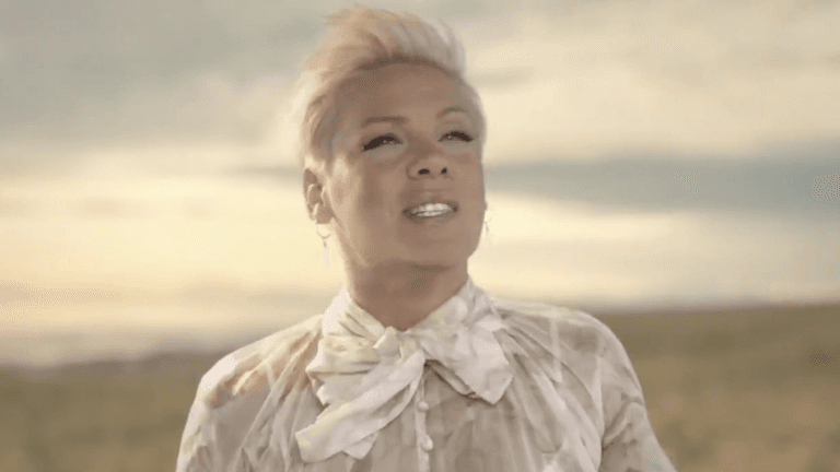 Pink offers to pay the fine for Norwegian women’s handball team Pink offers to pay the fine for Norwegian women’s handball team