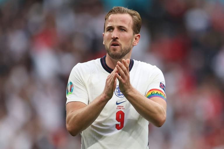 Harry Kane vows to ‘give everything’ for fan who died celebrating goal Harry Kane vows to ‘give everything’ for fan who died celebrating goal