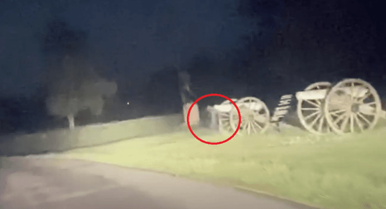 Creepy footage seems to show ‘ghost soldiers’ running across road at Gettysburg Creepy footage seems to show ‘ghost soldiers’ running across road at Gettysburg