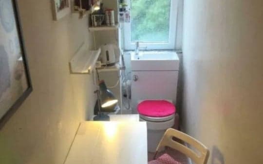 Landlord tries to rent out bathroom with a desk in as an ‘office space’ Landlord tries to rent out bathroom with a desk in as an ‘office space’