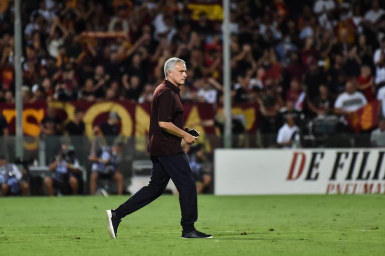 Mourinho apologises for celebration after Roma’s last-minute goal Mourinho apologises for celebration after Roma’s last-minute goal