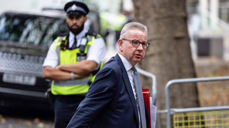 Michael Gove mobbed on the street as police rush to protect him from ‘freedom protestors’ Michael Gove mobbed on the street as police rush to protect him from ‘freedom protestors’