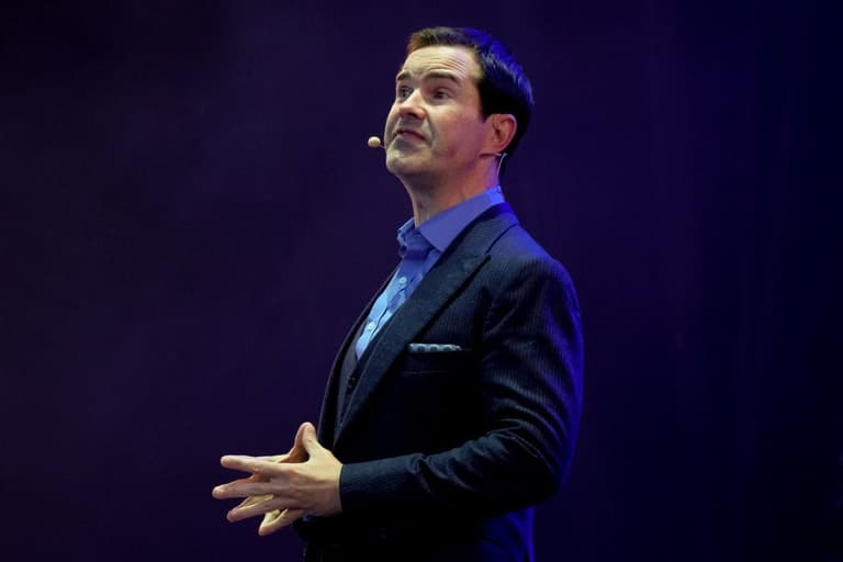 Jimmy Carr slams heckler who goes too far “Get him out the f*****g building” Jimmy Carr slams heckler who goes too far “Get him out the f*****g building”