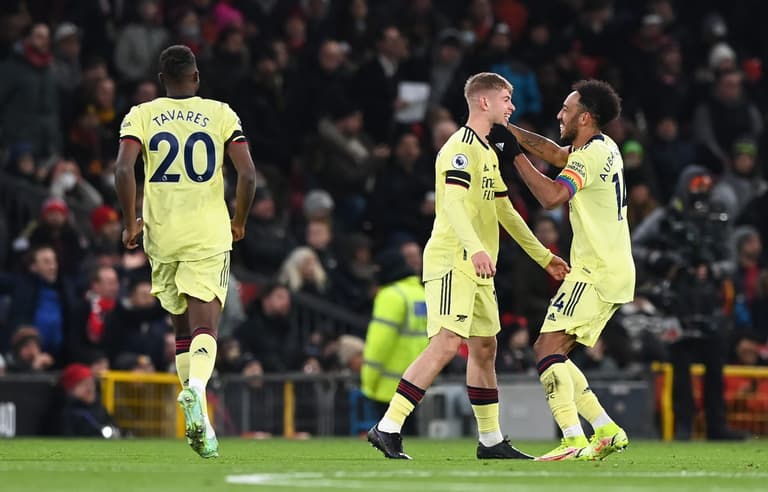 Mark Clattenburg explains why Emile Smith Rowe’s goal vs Man Utd was given Mark Clattenburg explains why Emile Smith Rowe’s goal vs Man Utd was given