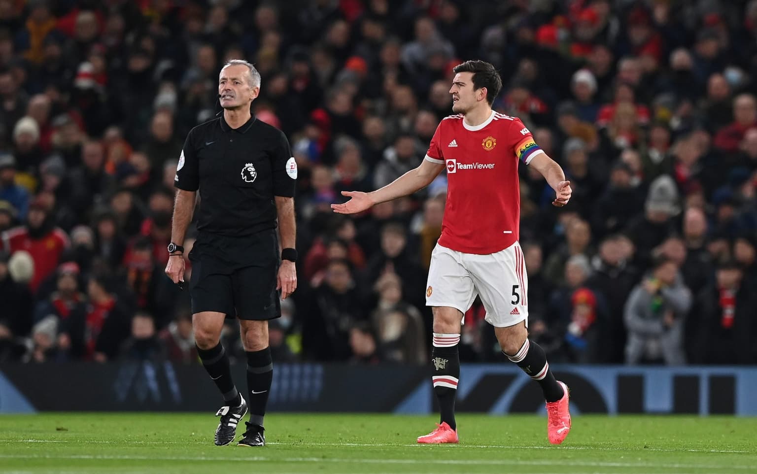 Manchester United players complain ball is flat during Arsenal game