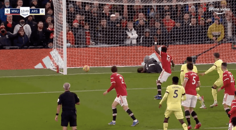Arsenal score bizarre goal against Man Utd with David de Gea down injured Arsenal score bizarre goal against Man Utd with David de Gea down injured