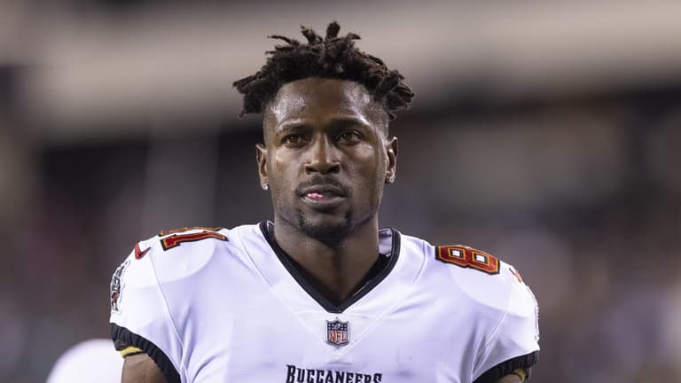 Antonio Brown claims Bucs ‘threw him out like an animal’ after mid-game walk-off Antonio Brown claims Bucs ‘threw him out like an animal’ after mid-game walk-off