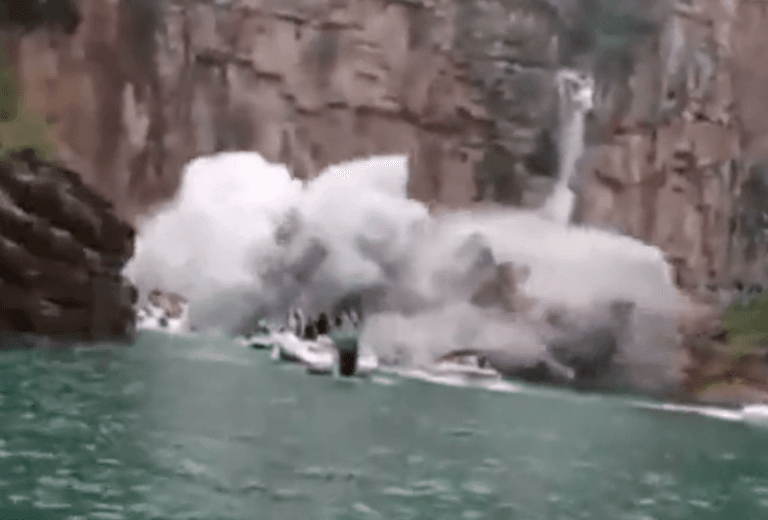 At least seven dead as video shows the moment canyon collapses At least seven dead as video shows the moment canyon collapses