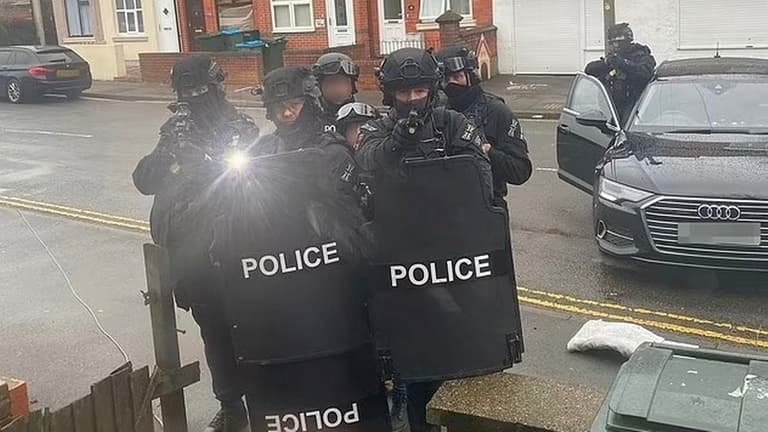 ‘Armed’ dad holding son, 8, in three-day house siege posts pics from inside siege ‘Armed’ dad holding son, 8, in three-day house siege posts pics from inside siege
