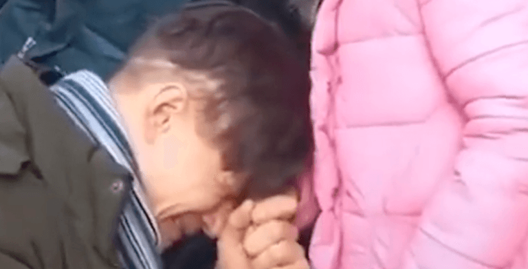 Emotional footage shows Ukrainian dad saying goodbye to daughter