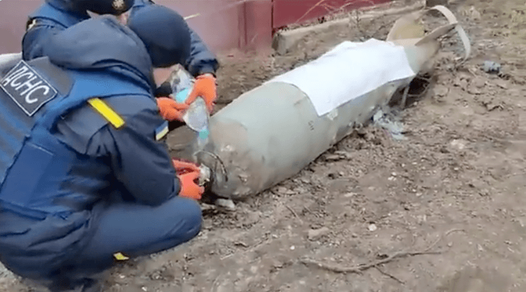 Heart-stopping video shows Ukrainians disabling bomb with bare hands and water bottle Heart-stopping video shows Ukrainians disabling bomb with bare hands and water bottle
