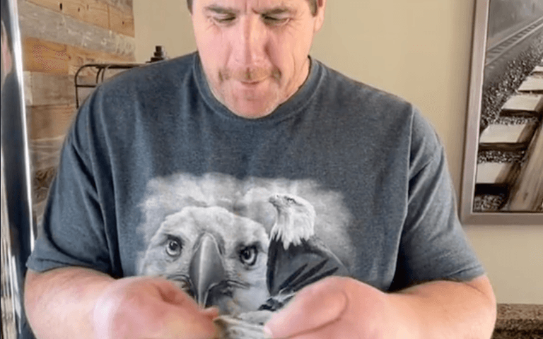 The internet is losing it over this man’s massive hands The internet is losing it over this man’s massive hands