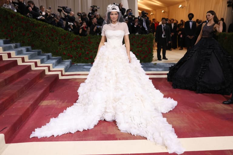 Kylie Jenner gets absolutely rinsed over wedding dress, baseball cap and veil Met Gala outfit Kylie Jenner gets absolutely rinsed over wedding dress, baseball cap and veil Met Gala outfit