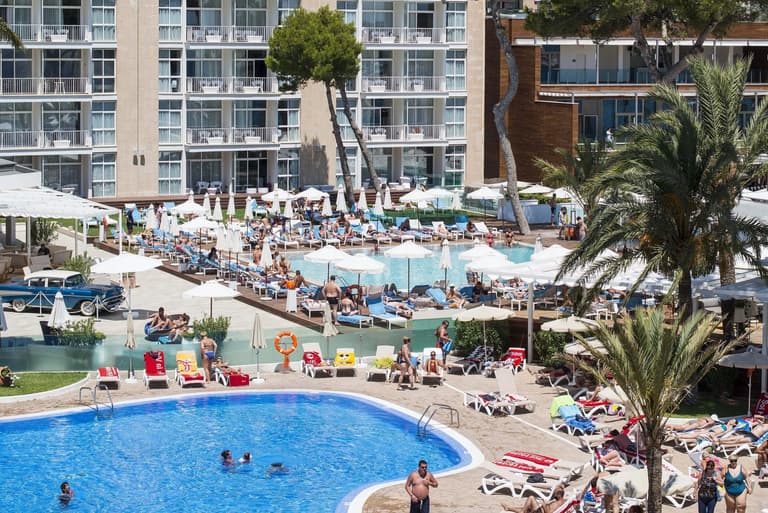 Brit tourist, 19, ‘faces being left paralysed’ after diving into Magaluf pool Brit tourist, 19, ‘faces being left paralysed’ after diving into Magaluf pool