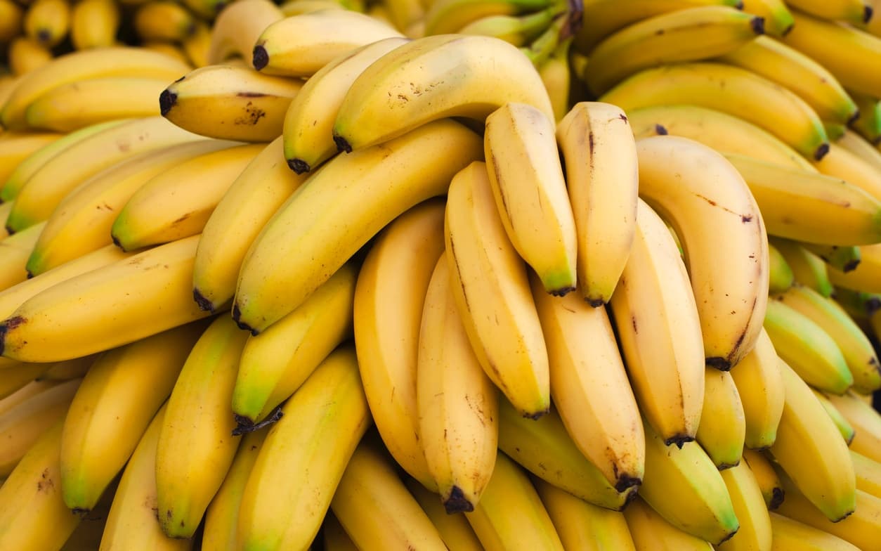 Man peels bananas before weighing them to save money