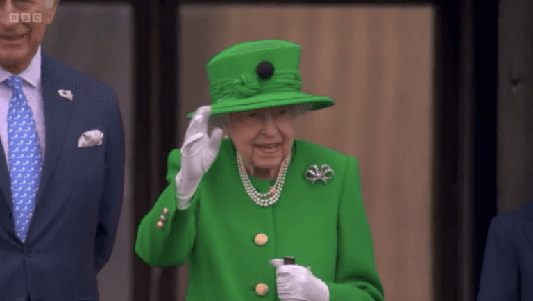The Queen smiles and waves to crowds on Buckingham Palace balcony as Jubilee weekend ends The Queen smiles and waves to crowds on Buckingham Palace balcony as Jubilee weekend ends