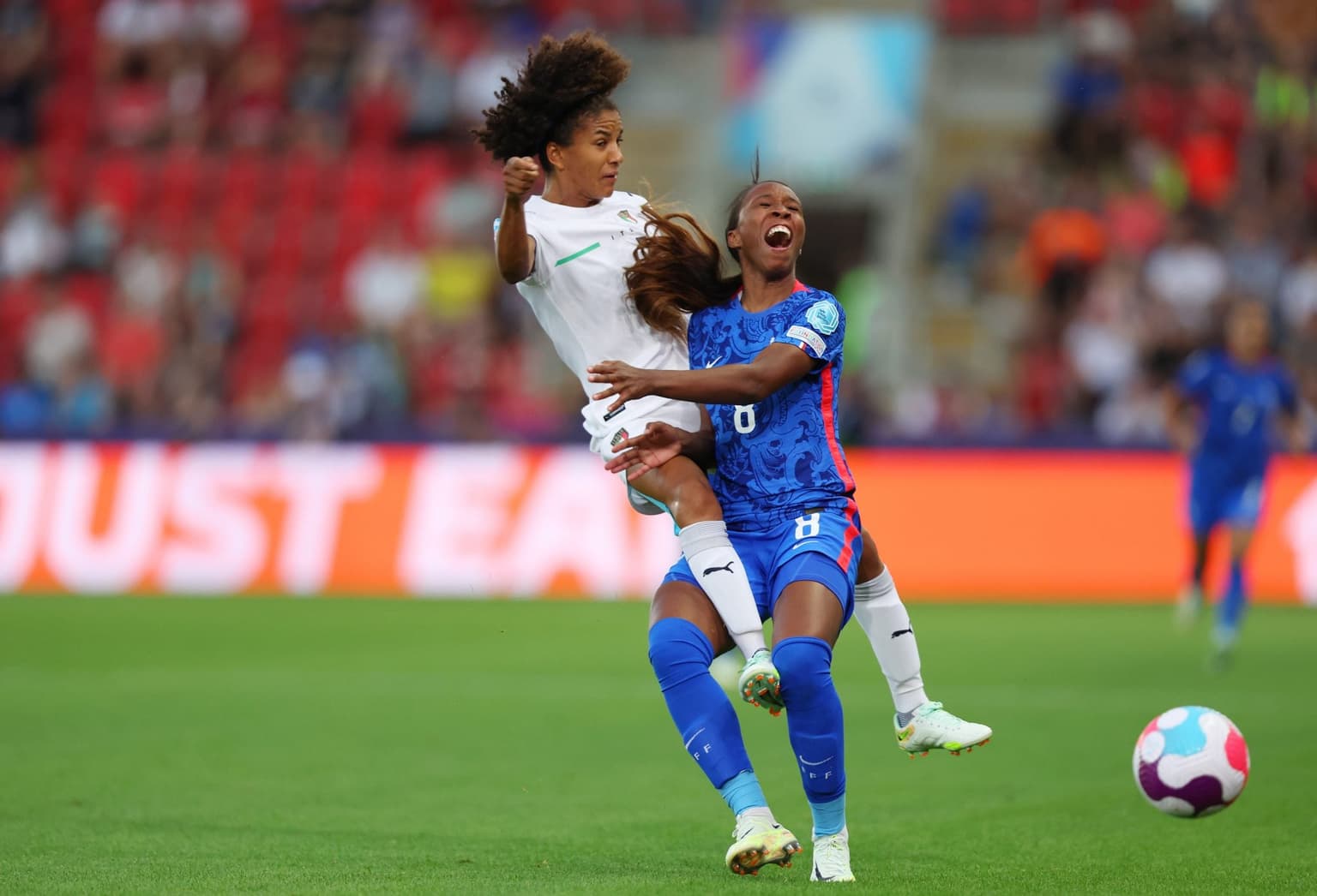 Italy captain somehow escapes red card for savage tackle on France star