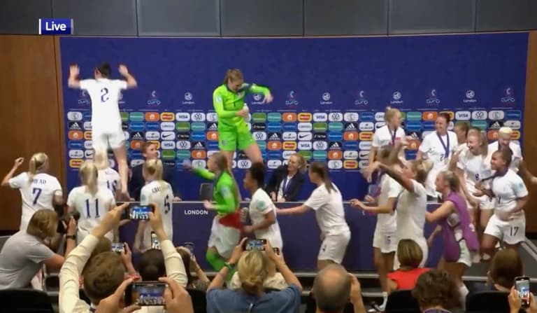 England stars gatecrash Sarina Wiegman press conference singing ‘it’s coming home’ England stars gatecrash Sarina Wiegman press conference singing ‘it’s coming home’