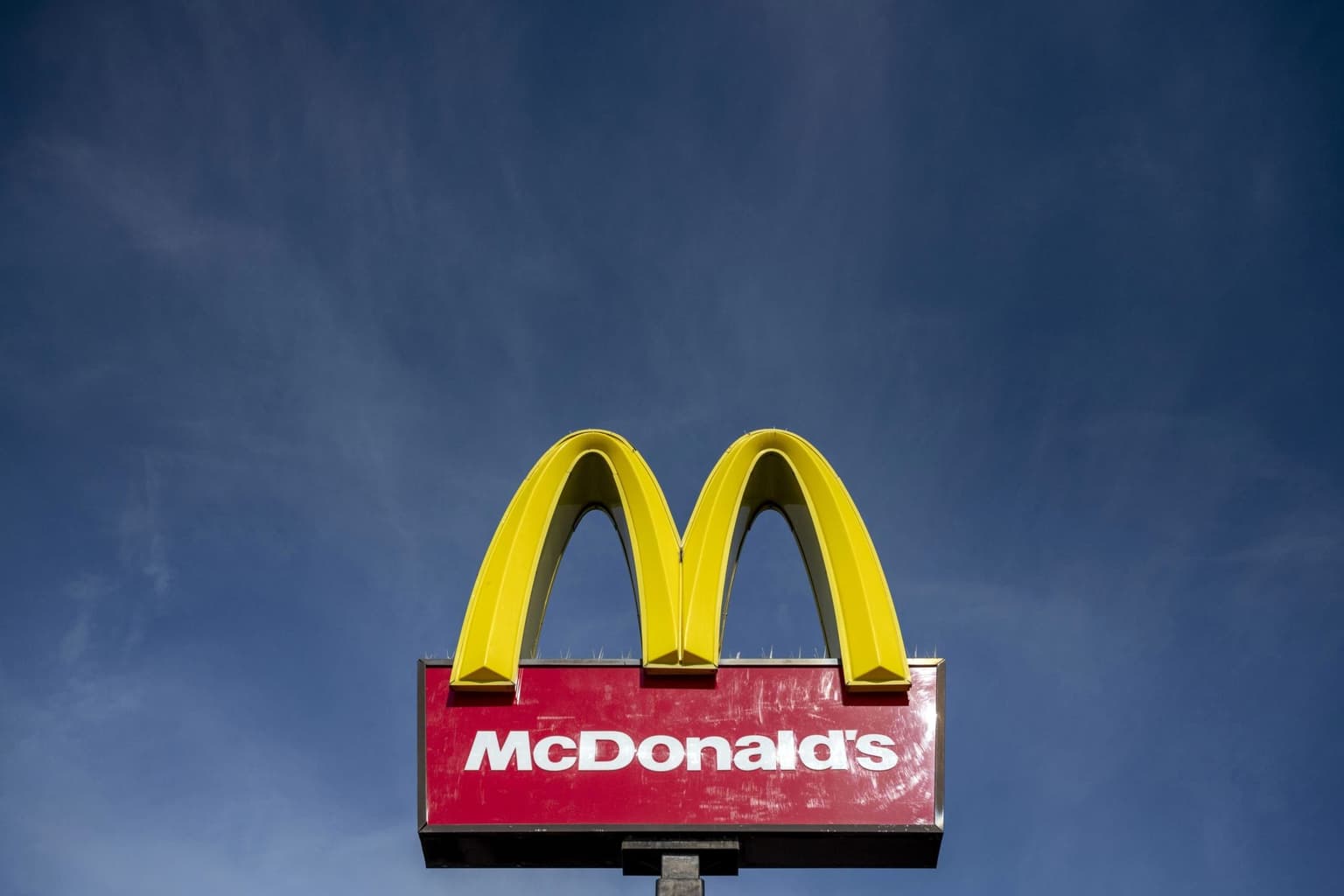 Footage shows UK McDonald’s stormed by teenagers stealing burgers