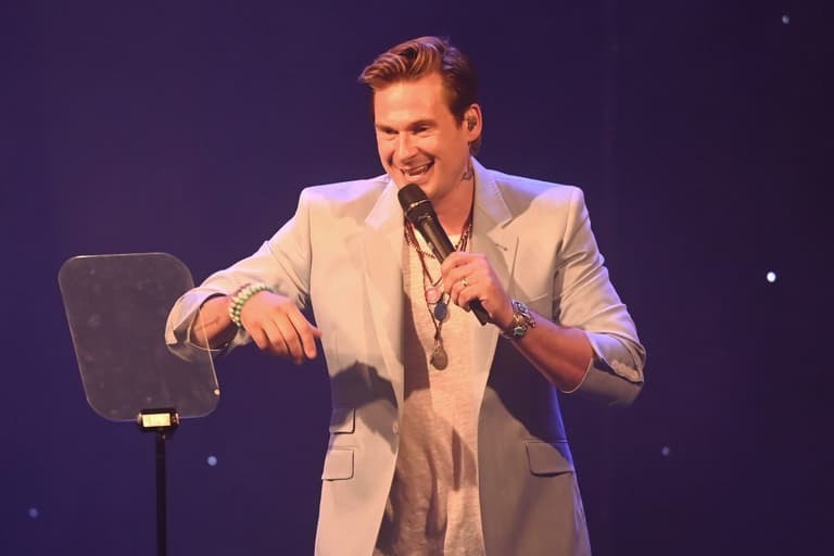 Blue singer Lee Ryan arrested after ‘going crazy on plane when cabin crew refused him drinks’ Blue singer Lee Ryan arrested after ‘going crazy on plane when cabin crew refused him drinks’